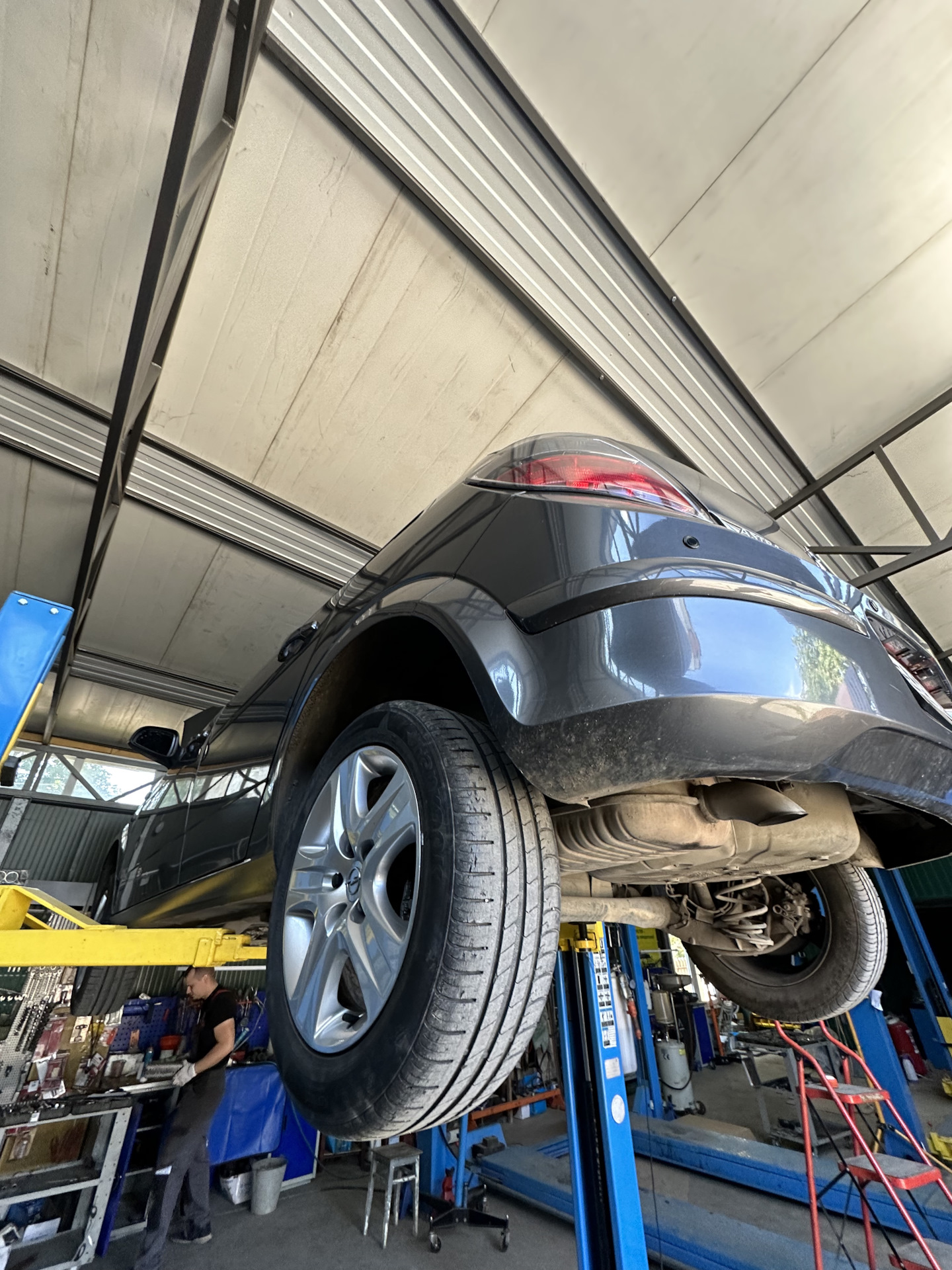 Замена сайлентблоков задней балки — Opel Astra H, 1,6 л, 2010 года ...