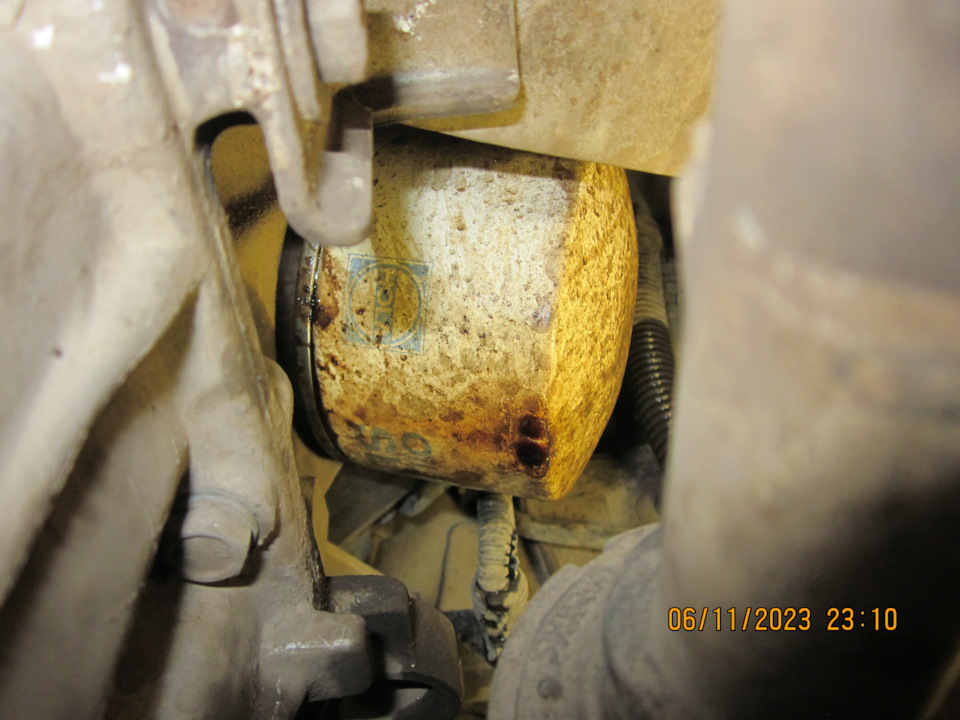 Б/Ушный маслофильтр HOLA SL144 дал течь — Lada Vesta SW (1G). Запчасти на фото: SL144