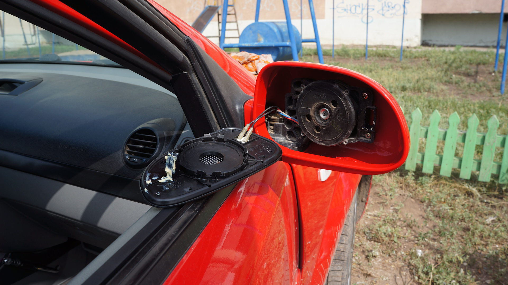 трещина на лобовом стекле. битое автомобильное стекло. можно ли ездить без стекла. разбитое лобовое стекло. грязное лобовое стекло.