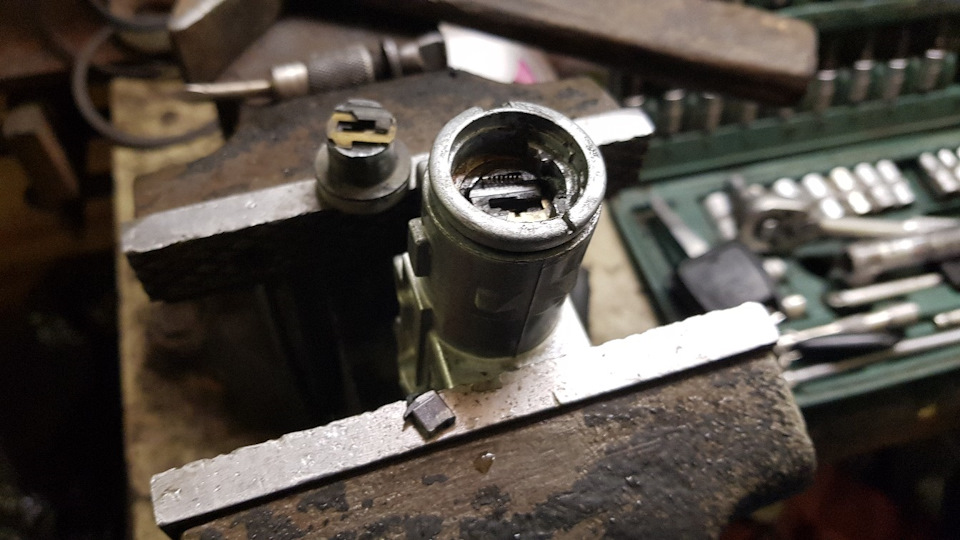 Давно ничего не писал. Вовремя залезли в замок зажигания. и сам крутит ...