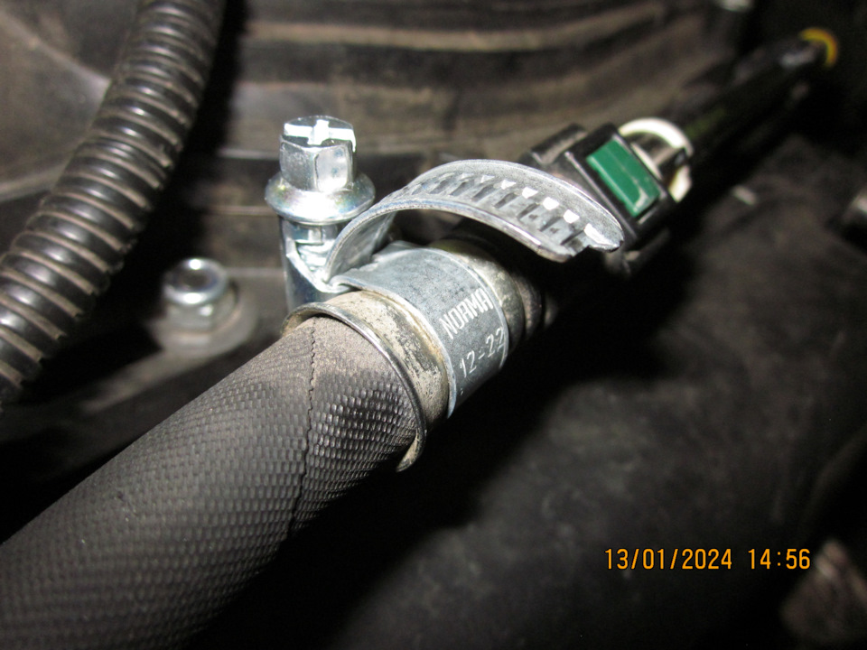 Прямо поверх завальцовки затянул червячный хомут — Lada Vesta SW (1G). Запчасти на фото: 13012024