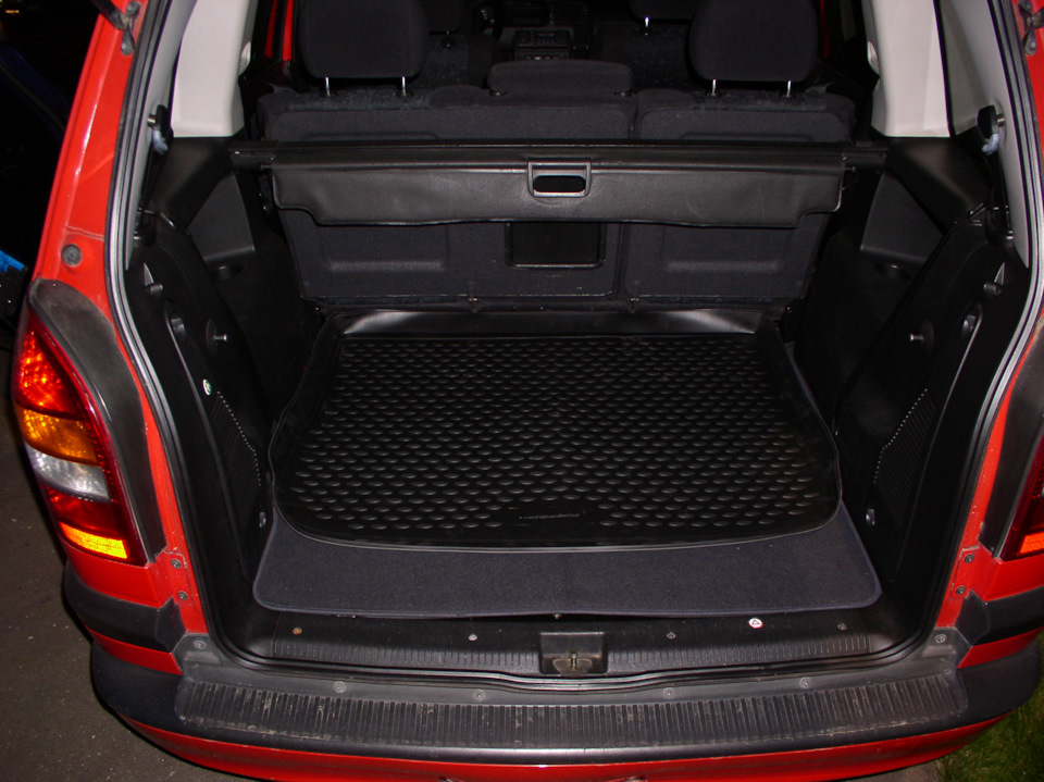 Коврик от VW Tiguan в багажнике Opel Zafira (сравнение) — Opel Zafira A ...
