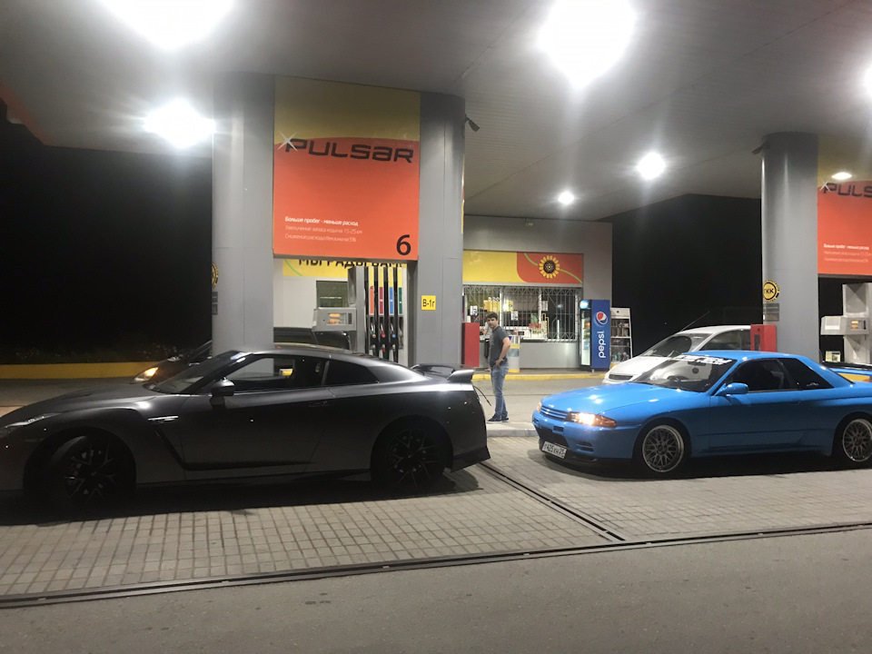 Опять на той же заправке, но уже вечером. Теперь на двух ГТРах — на синем друг Егор, без него я бы до сих пор был без серого… — Nissan GT-R (R35)