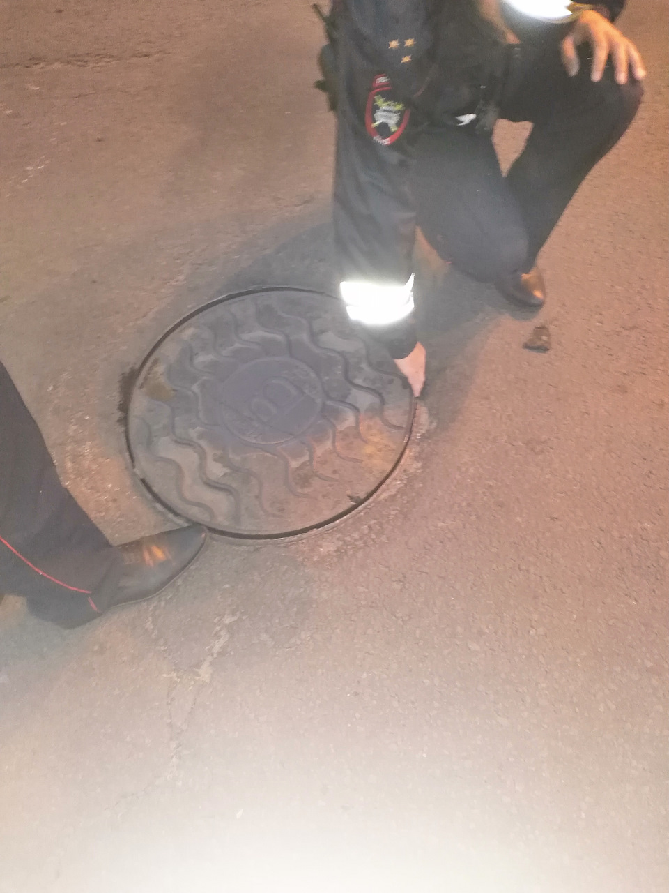 Инспектора осматривают люк. Который открывается в любую сторону. — Chevrolet Aveo 5-door (1G)