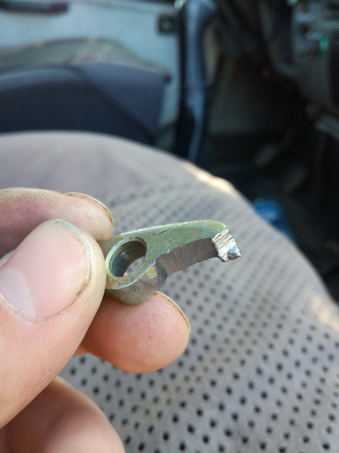 фиксатор стояночного тормоза газ 2217. фиксатор стояночного тормоза газ 2217. фиксатор стояночного тормоза газель. фиксатор разъема пежо 406 скоба. фиксатор ручного тормоза.