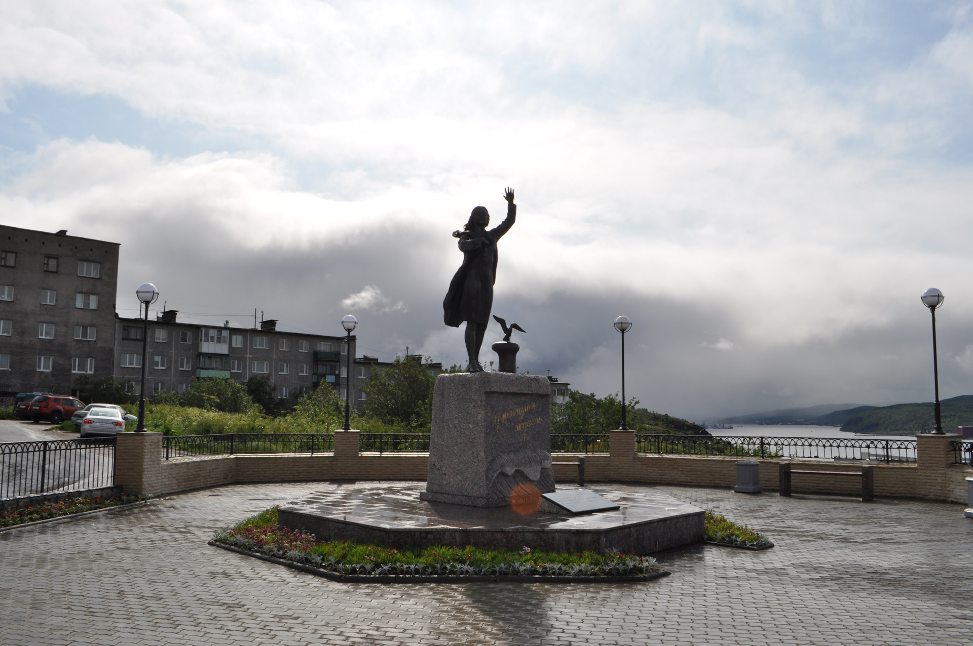 Мурманск памятники фото. Памятник ждущей в Мурманске. Памятник Росомахе в Мурманске. Памятник Росомаха. Мультяшные памятники Мурманска.