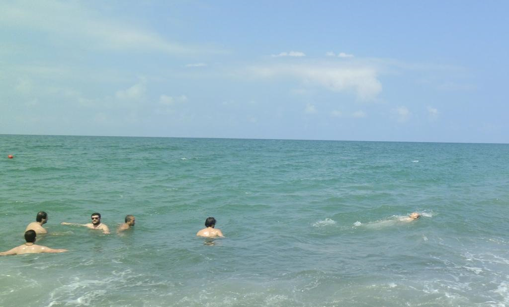 Купаемся в море сочи. Одесса море. Морские купания. Кубань море. Черное море купаться.
