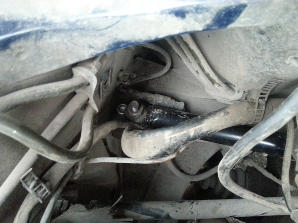 Установка демпфера на рейку — Audi 100 (C4), 2,3 л, 1993 года | своими ...