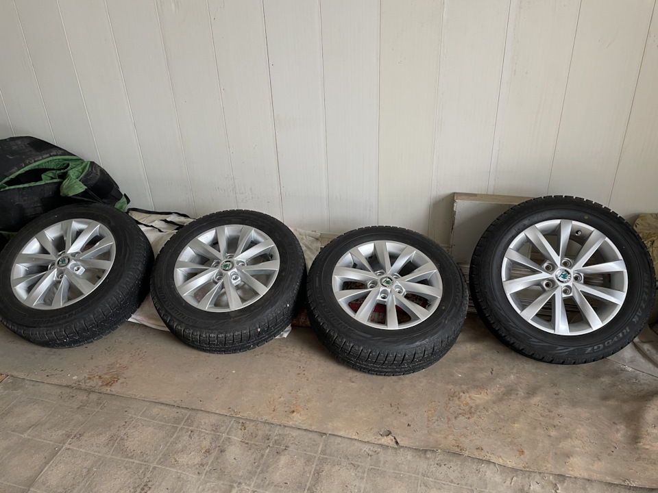 Шины зимние нешипованные Bridgestone 205/60 R16, литые диски VAG 6 ...