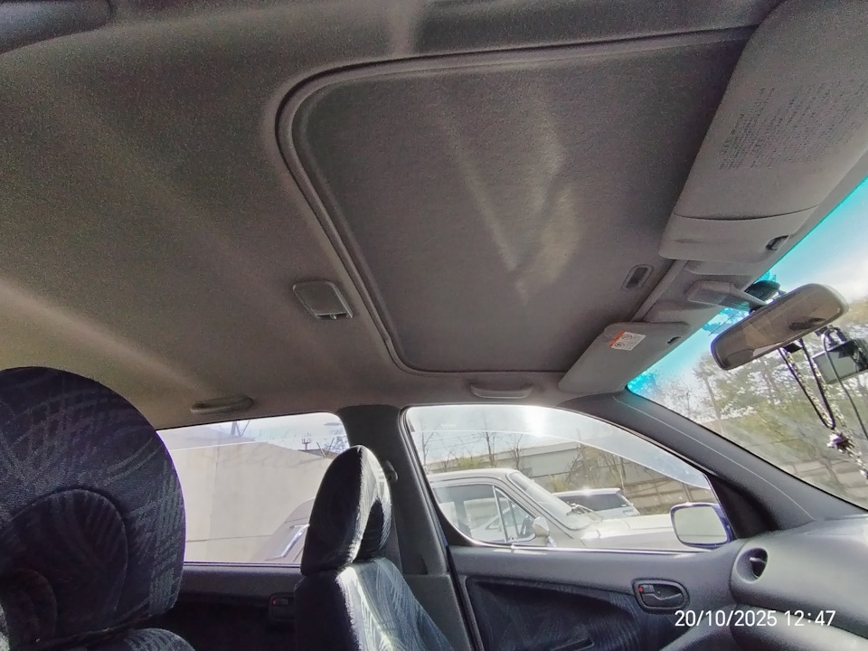 Потолок вообще чистейший. — Daihatsu Yrv