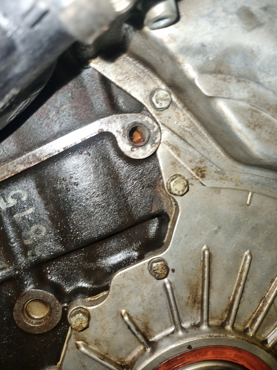 Вот отсюда течет — Volkswagen Touareg (1G)