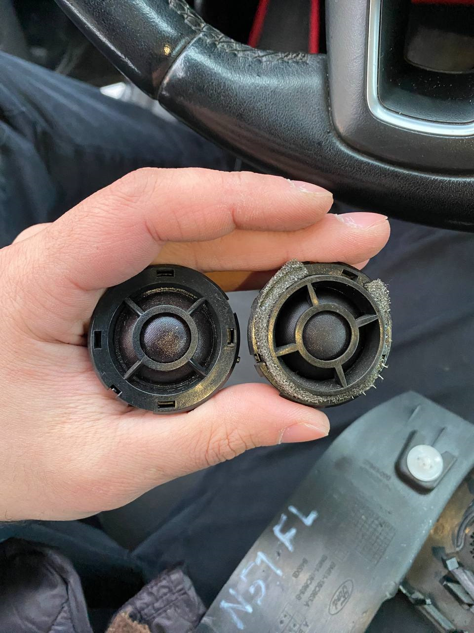 Часть 3. Установка задних высокочастотных динамиков в обшивки задних ...