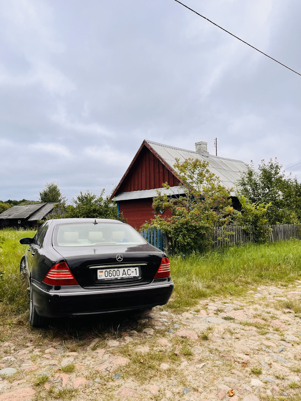 Домик в деревне — Mercedes-Benz S-Class (W220), 3,2 л, 1999 года |  фотография | DRIVE2