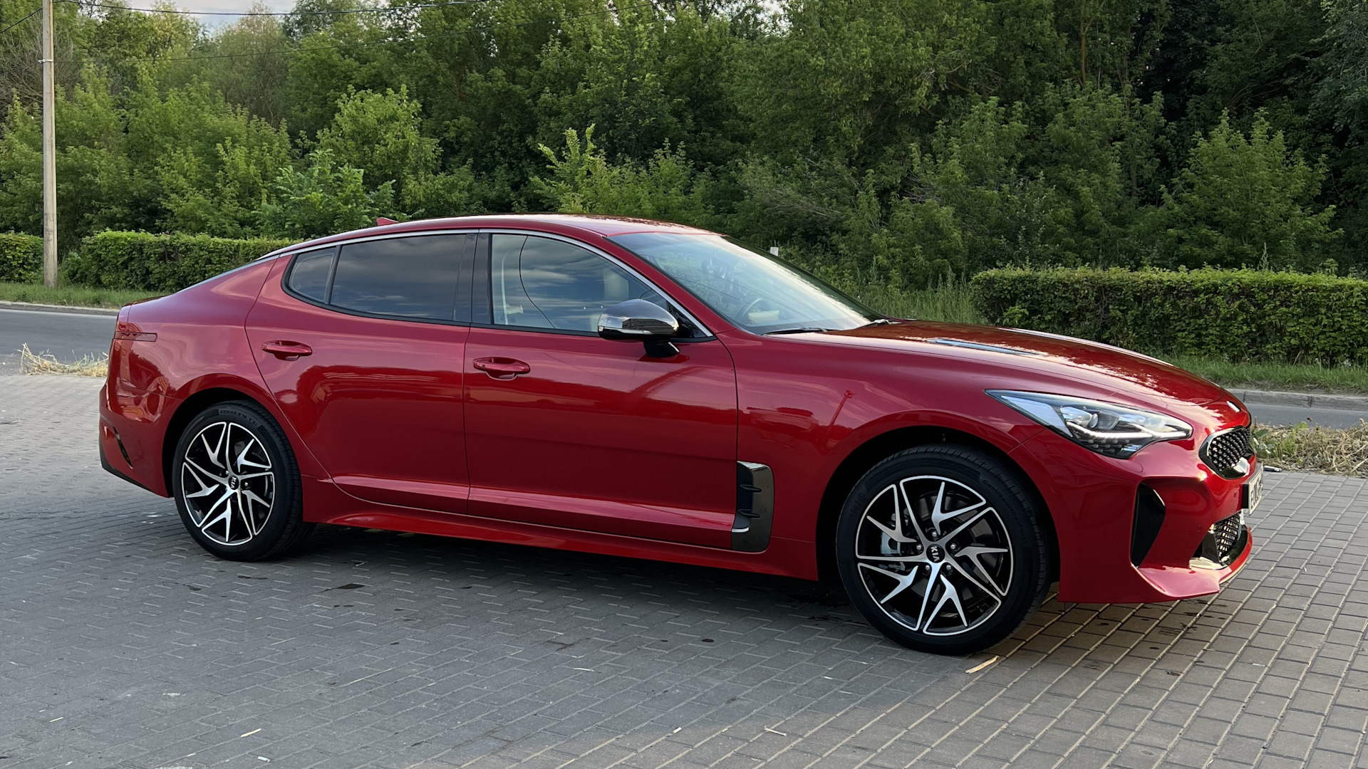 Kia stinger красный