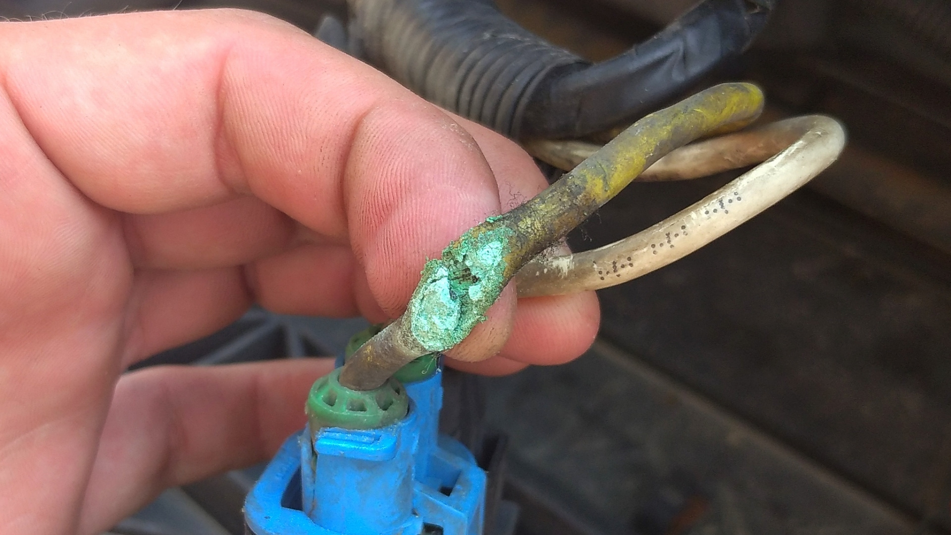 Реле вентилятора пежо 308. Вентилятор охлаждения лед фар пежо. Вентилятор пластамска пежо 308. Пежо 308 постоянно работает вентилятор охлаждения. Вентилятор охлаждения пежо 308.