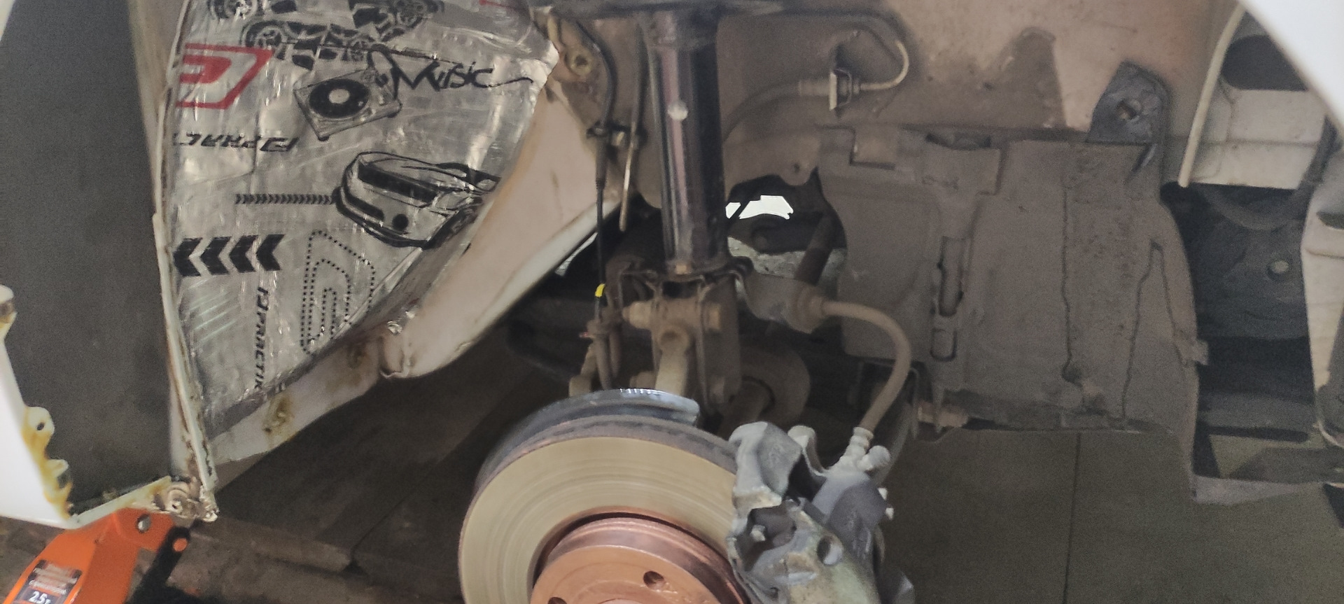 Виброизоляция передних арок и подкрылок — Renault Logan (2G), 1,6 л ...