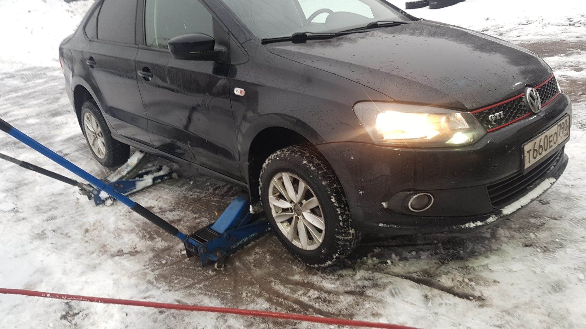 Как снять колесо поло седан Замена колес - Volkswagen Polo Sedan, 1,6 л, 2011 года колёсные диски DRIVE2