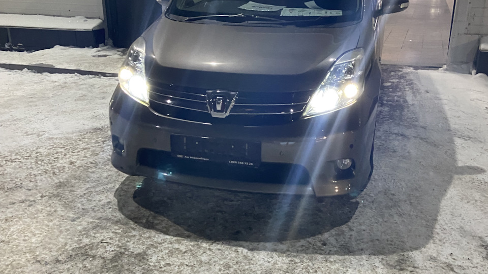Toyota Isis 1.8 бензиновый 2011 | на DRIVE2
