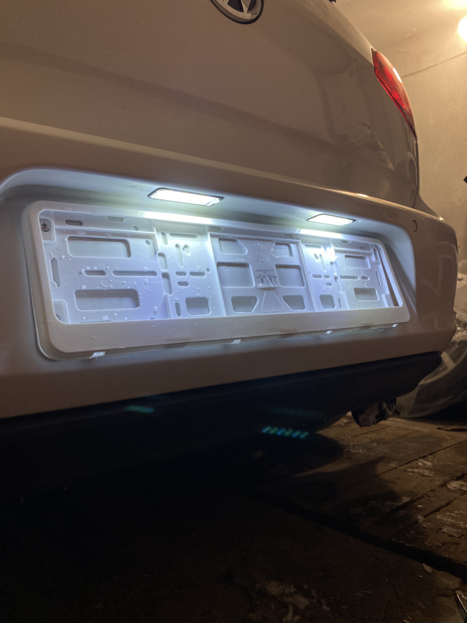 Освещение номерного знака фольксваген. Подсветка номеров фольксваген бора. Фонарь подсветки номера volkswagen t4. Лампа подсветки номера фольксваген т5 артикул. Фонарь освещения номерного знака volkswagen transporter t5 led.