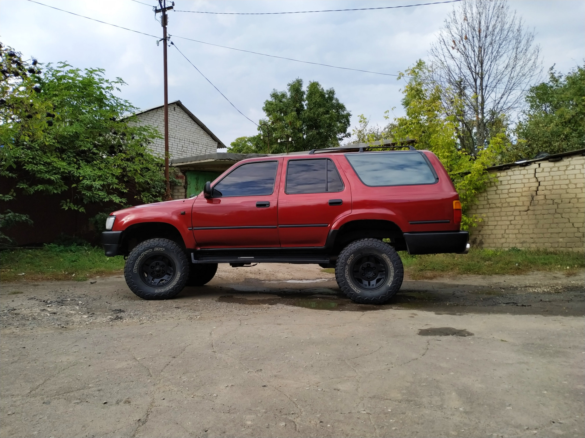 Toyota 4runner красная