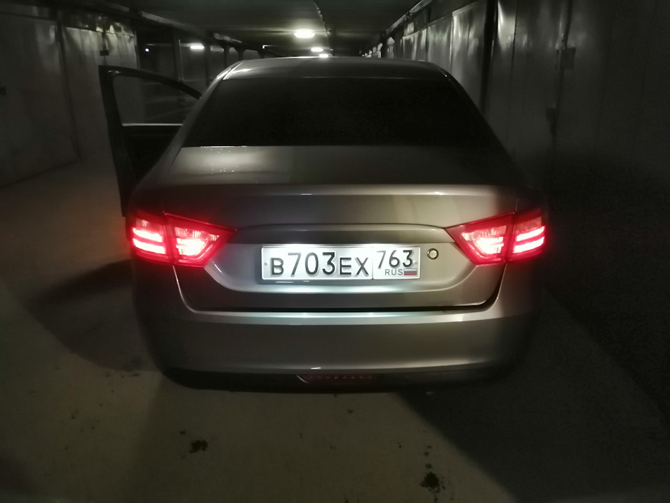 Как поменять лампочку подсветки номера лада веста