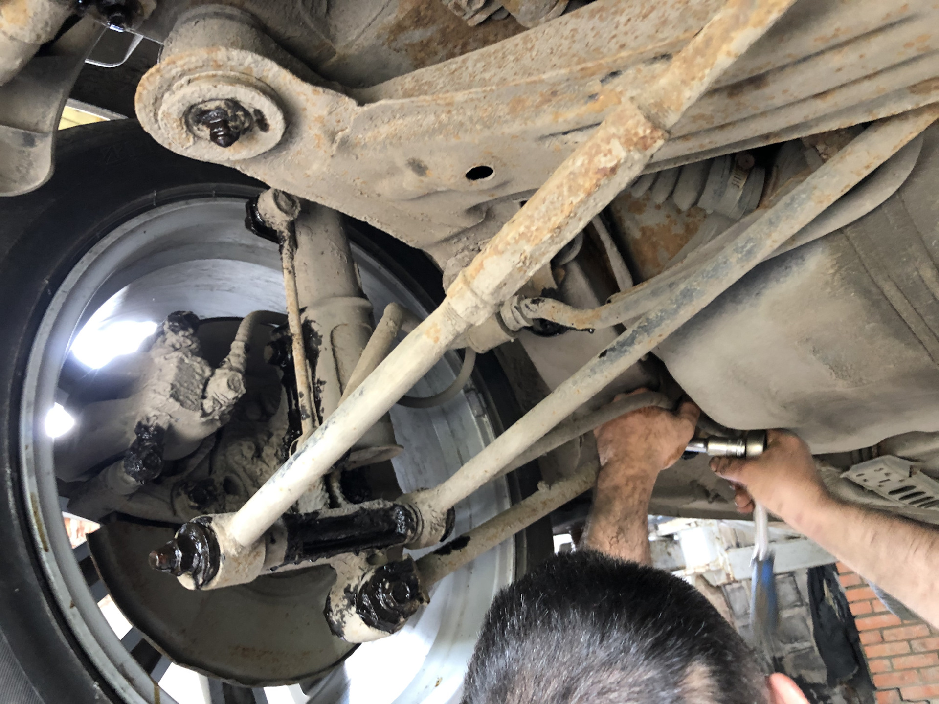 Замена рычагов. Тойота замена подвески. Стойки передние тойота авенсис 2008г. Тойота харриер 1998 сайлентблоки заднего моста. Toyota sequoia подвеска.