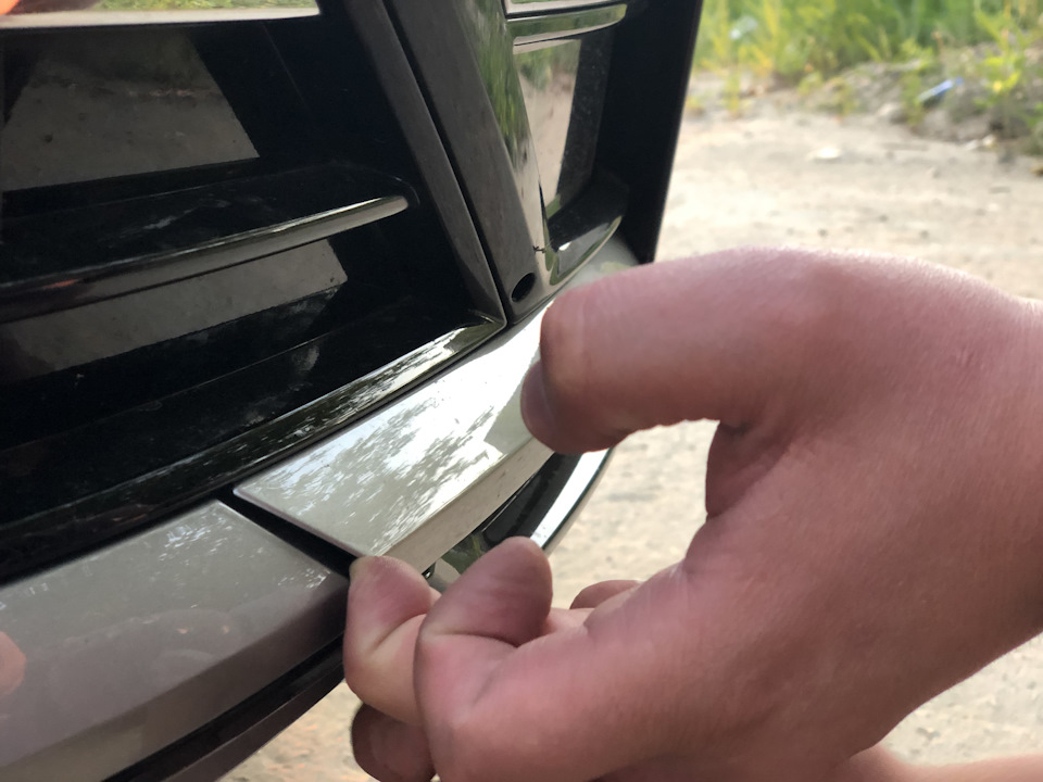 Естественно не пальцами, а пластиковым съемником=) Это уже продолжение — Volkswagen Tiguan (2G)