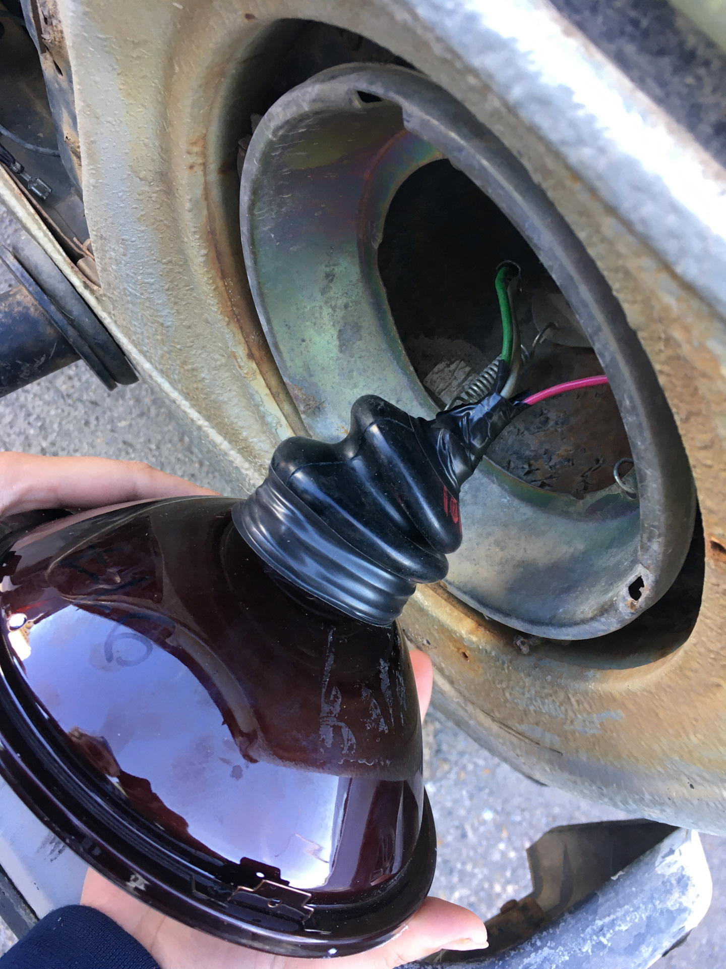 проклейка фары герметиком. герметизация фар. герметизация фар. как проверить герметичность фары. колпачки отражателя лансер 9.