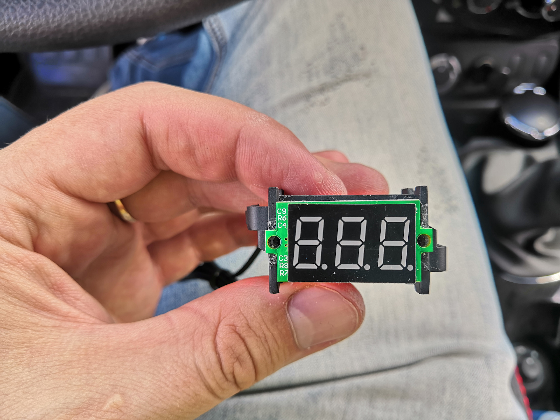 Датчик температуры воздуха для автомобиля. Цифровой индикатор температуры двигателя для Рено Дастер 2016 года. Цифровой датчик температуры на Рено Дастер. Цифровой индикатор ож на Рено Логан 1. Датчик температуры Рено Дастер 2.0.
