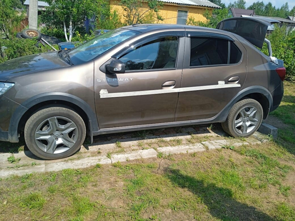 Молдинги renault logan. Молдинг Рено Сандеро 2. Молдинги Рено Логан 1. Молдинг Renault Trafic. Как установить молдинг на Рено Логан 2 2014 между бампером и фарой.