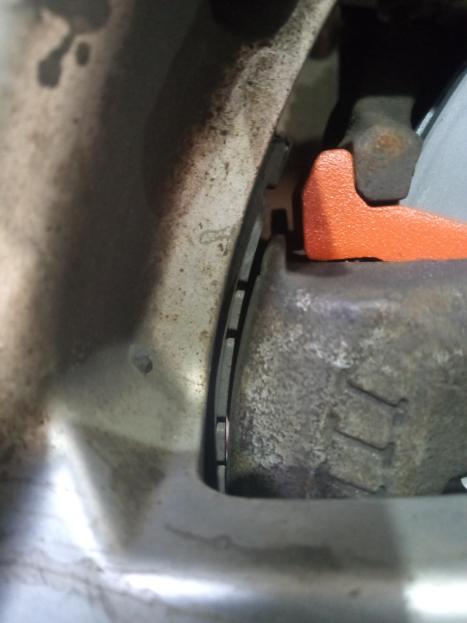 Миллиметр зазор между суппортом и грузиками. На шиномонтаже нужно просить, чтобы ставили тонкие грузики. Сейчас стоят стандартные. — Skoda Octavia Combi A4 Mk1