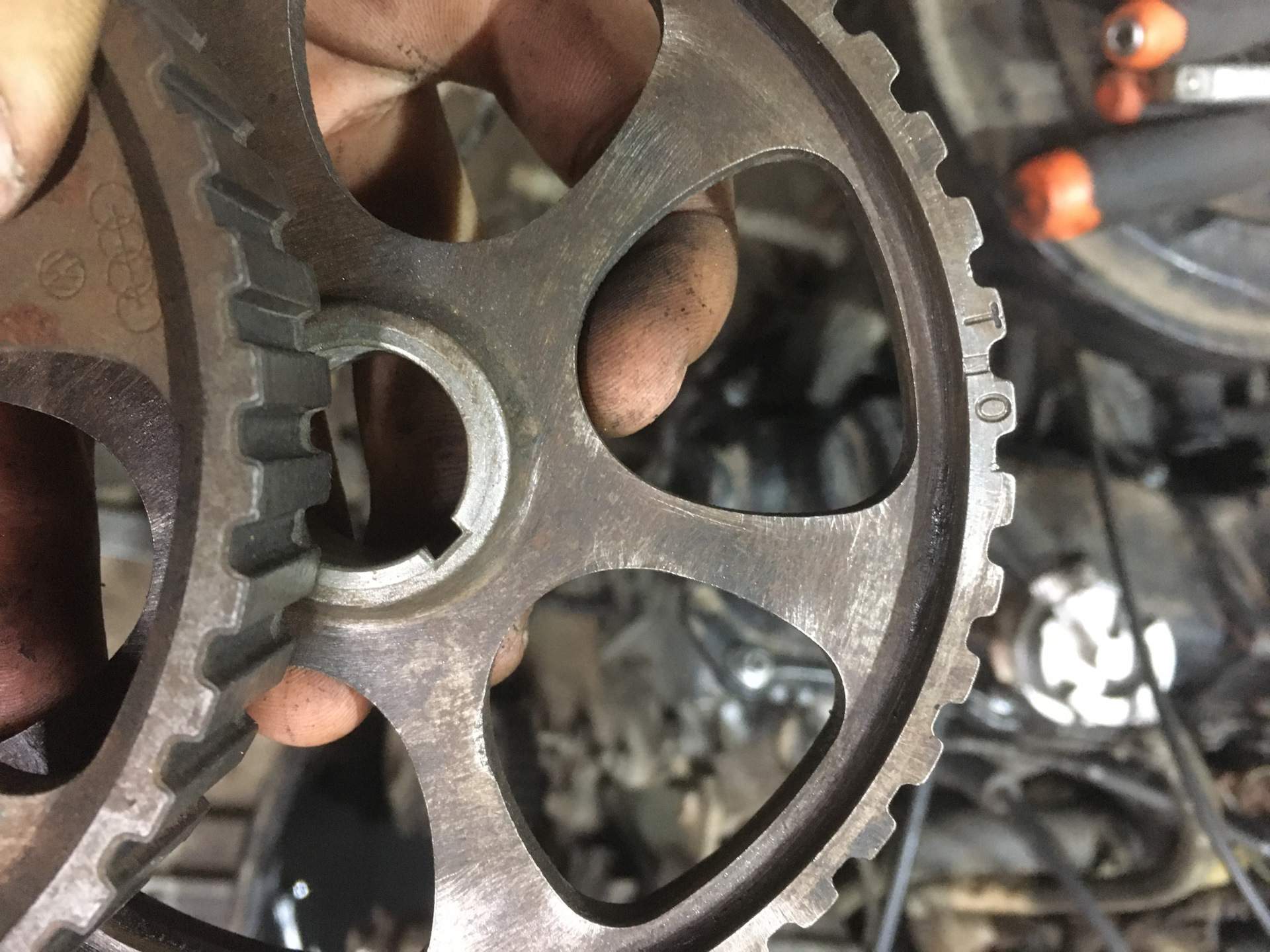 Как поставить метки на видео. Метка зажигания ауди 80 2. 5. Метки грм ваз 2112 16 клапанов. Метки грм 3s fe на распредвале.