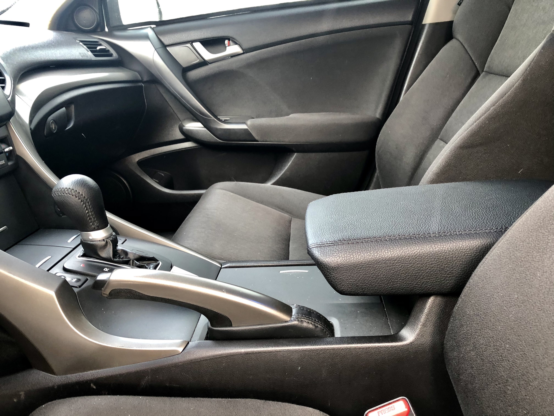 Подлокотник аккорд 7. Размер подлокотника в хонде аккорд 8. Подлокотник хонда аккорд 10г. Хонда аккорд 8 разбор подлокотника. Подлокотник accord 8.