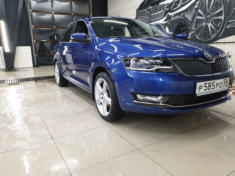 Skoda Rapid синий r17