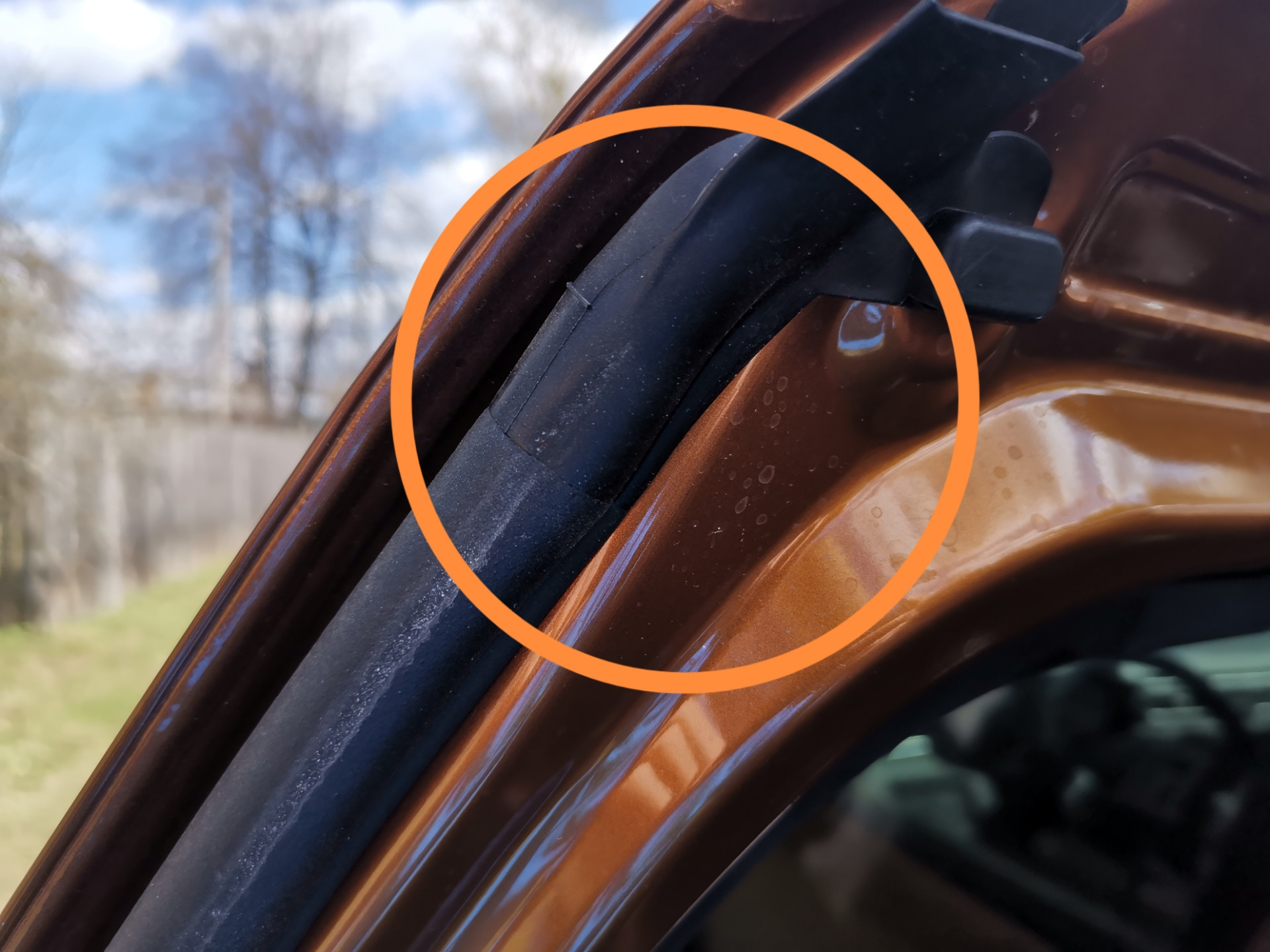 Дастер уплотнитель. Дополнительные уплотнители для рено дастер. Доп резинки на двери рено дастер. Дастер уплотнитель. Дастер уплотнитель верхний дверной.