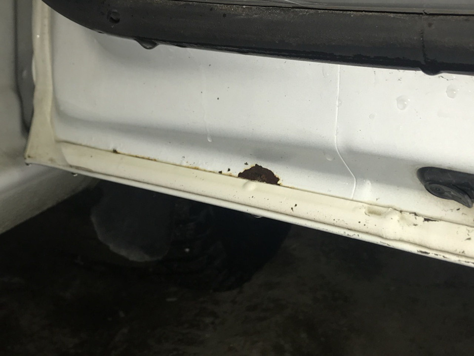 сколы на двери. Kia rio белый сколы лкп. скол на двери автомобиля. ауди а6 царапины кузова. Solaris лкп сколы.