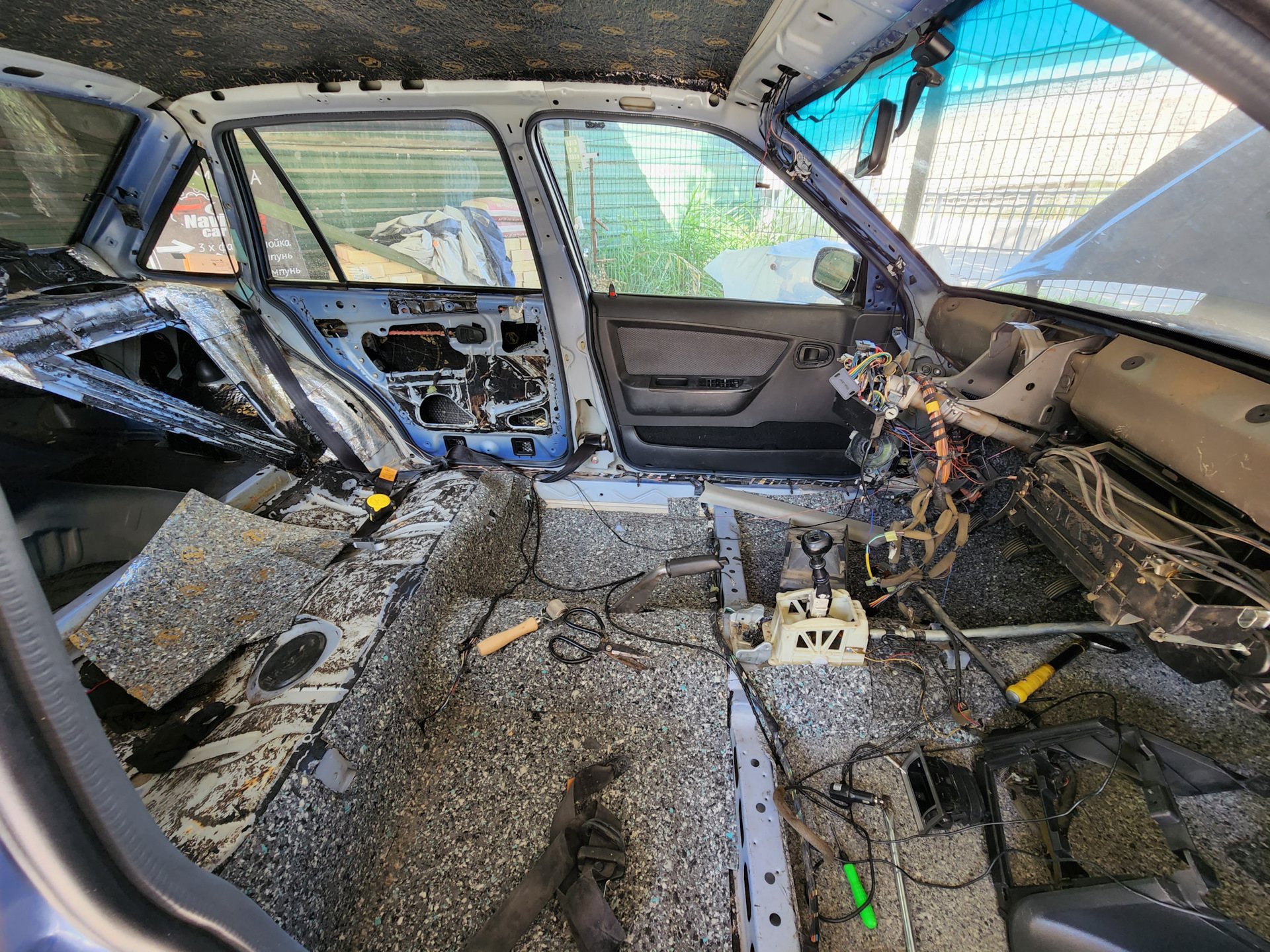 Как снять старую шумку Снятие старой шумки и установка новой - Daewoo Nexia (N150), 1,6 л, 2009 года ви