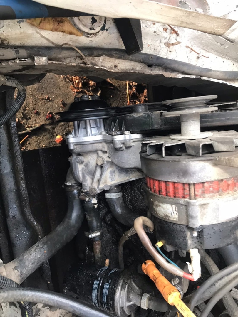 Внеплановая замена помпы — Volkswagen Golf Mk2, 1,6 л, 1988 года ...