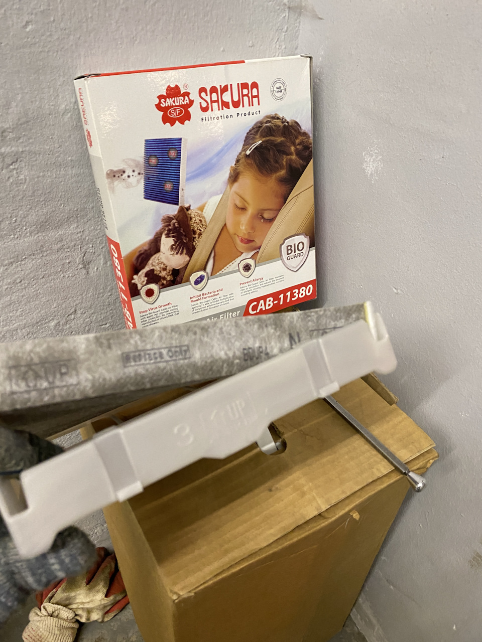 4. Вынимаем из корпуса штатный фильтр, Raf filter имел свой корпус, Сакура мягкий — идёт без корпуса. — Toyota RAV4 (5G). Запчасти на фото: CAB11380