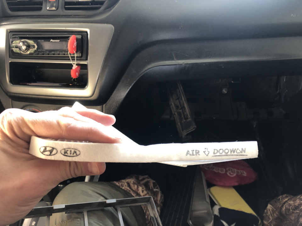 Замена салонного фильтра. — KIA Rio (3G), 1,4 л., 2012 года | плановое ...