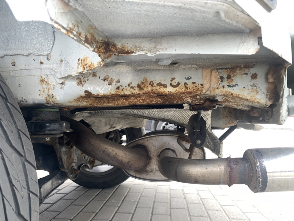 Самая жесть тут. Все от летящей с дороги грязи из под задних колес. Вся корозия поверхностная. — Volvo XC60 (1G)