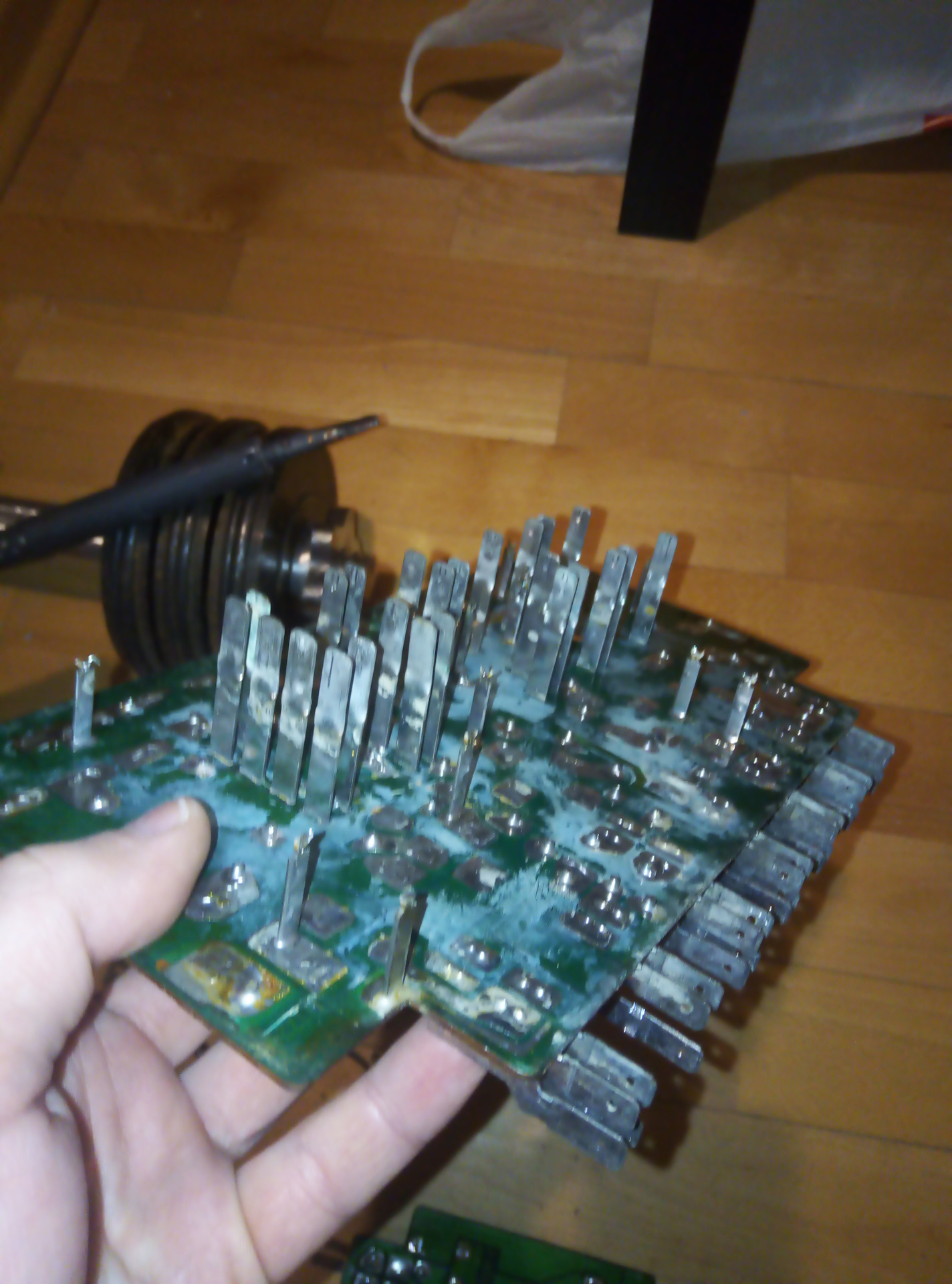 Перепайка микросхем. Паяльная станция для перепайки материнских плат. Кнопка для перепайки платы в авто. Окислились контакты главной платы в монтажном блоке.