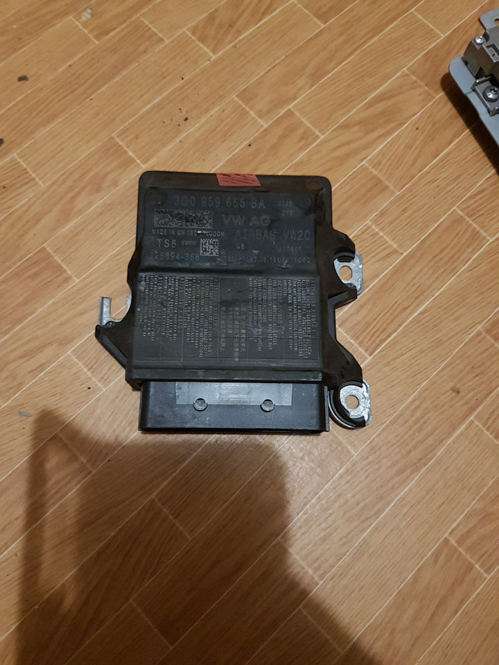 Блок управления подушками безопасности на Skoda Octavia A7 Mk3 ...
