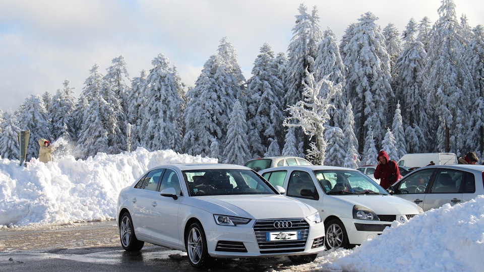 Внизу у ресторана Ле Шобуре кипела жизнь. На свежий пухляк слетелось множество семей с детьми и просто любителей настоящей зимы. Кстати, у Клио непривычно зачетные тапки, зацените :) — Audi A4 (B9)