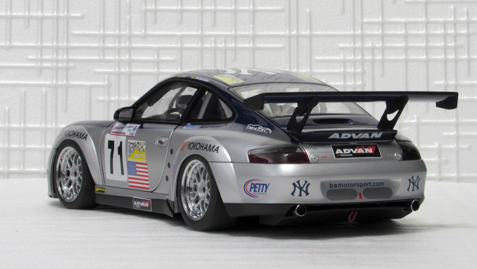 絶版未展示品 オートアート1/18ポルシェ911(996)GT3 RSR2005