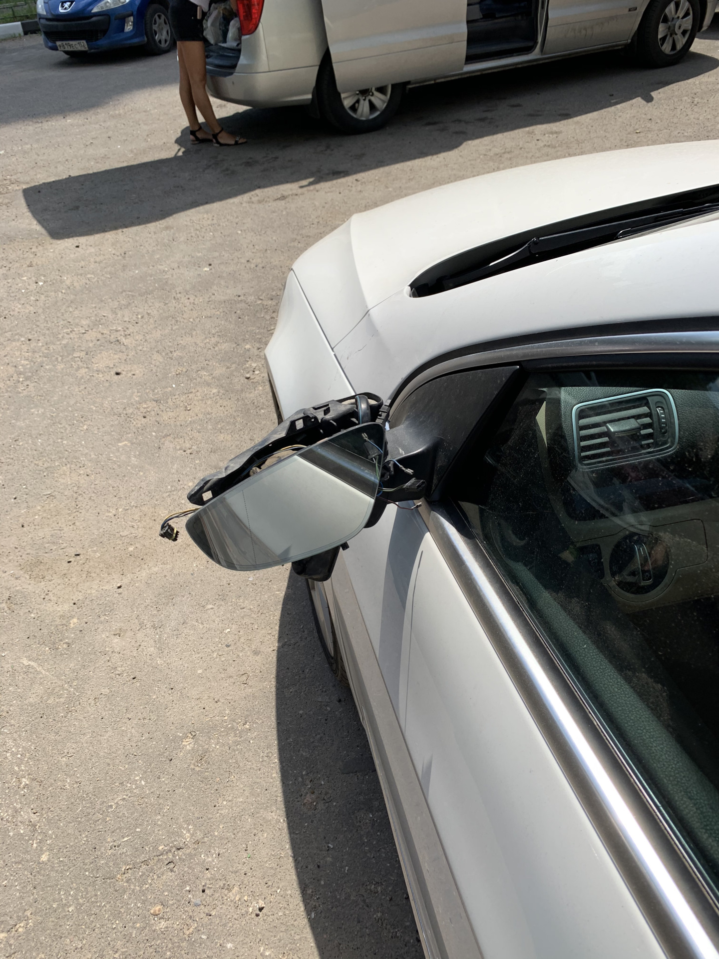 Замена зеркал заднего вида в стиле В6 - Volkswagen Passat B5, 1,8 л, 2003 года с