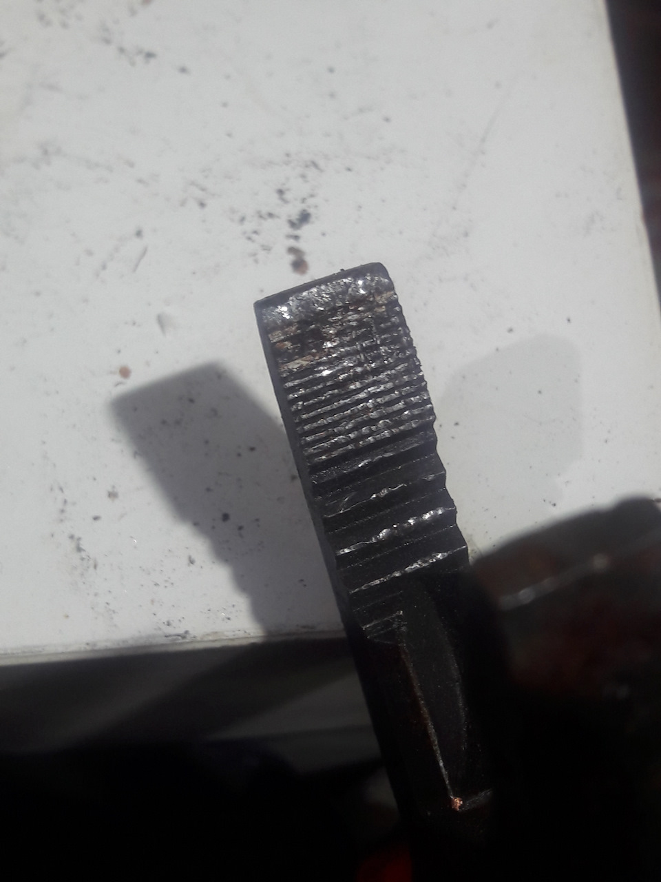 Места которыми можно ухватиться за штифт просто промяло и они перестали цеплять — Mitsubishi Lancer IX