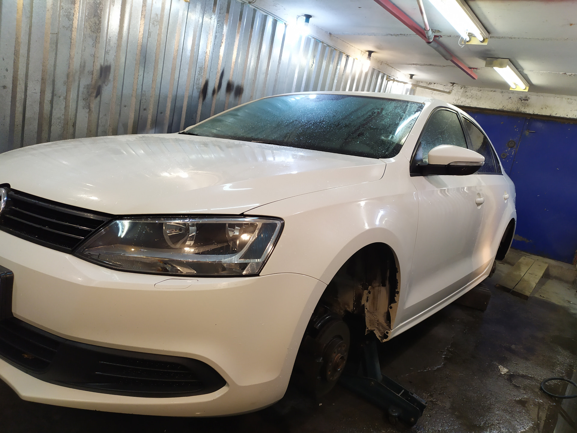 Volkswagen Jetta 6, 2013 год ржавчина на порогах и задних крыльях. — DRIVE2