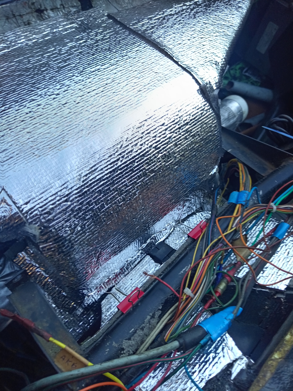 Центральные воздуховоды ездили у меня без фиксации, не редко съезжая со своего места закрепил канцелярскими зажимами — Lada 2120 Надежда