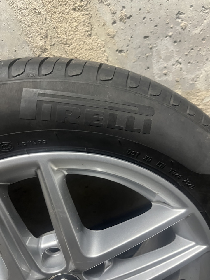 Шины летние Pirelli 225/50 R17, литые диски Ауди 7,5Jx17 ET29 5x112. Б ...